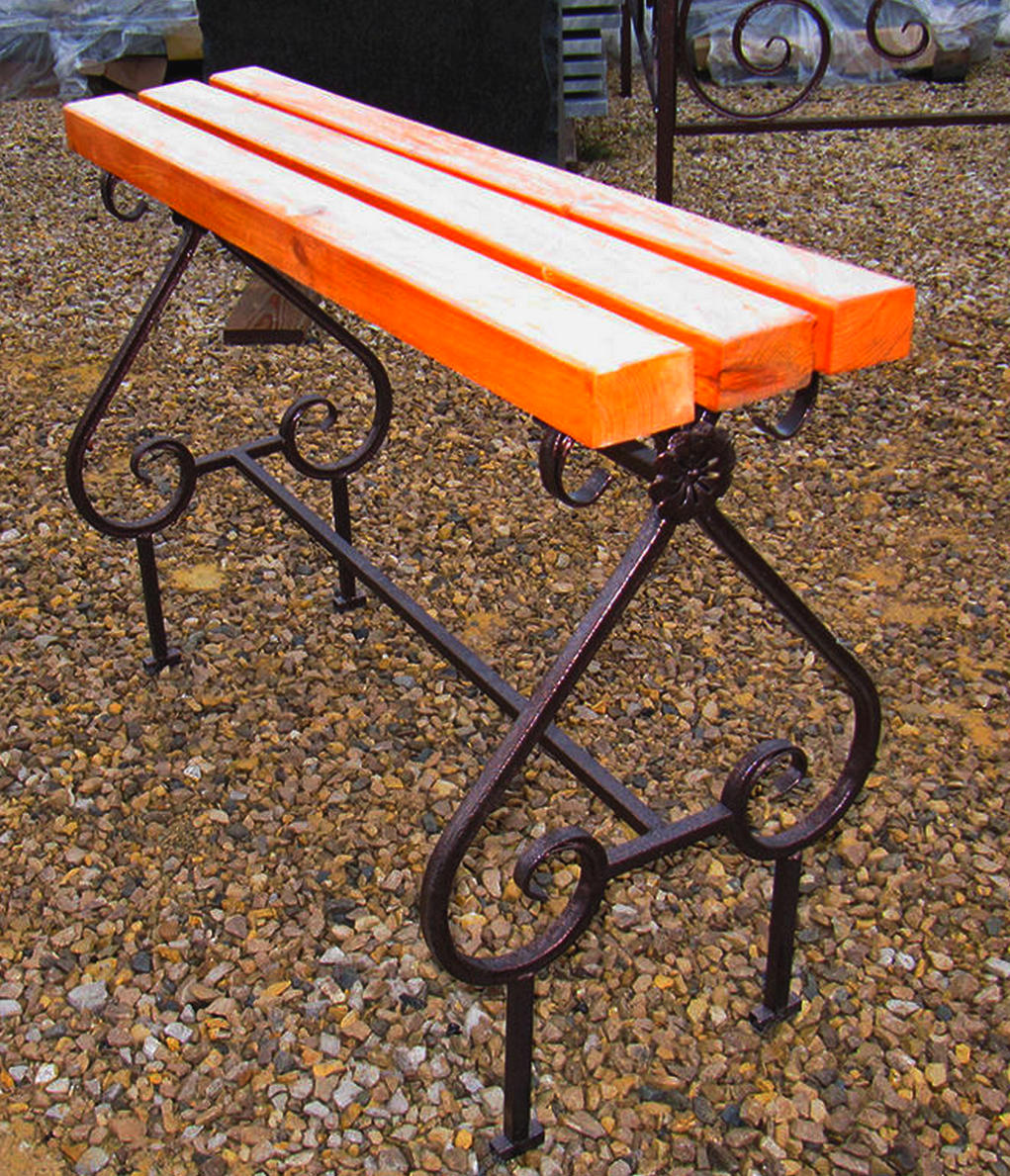 Скамейка и столик на кладбище